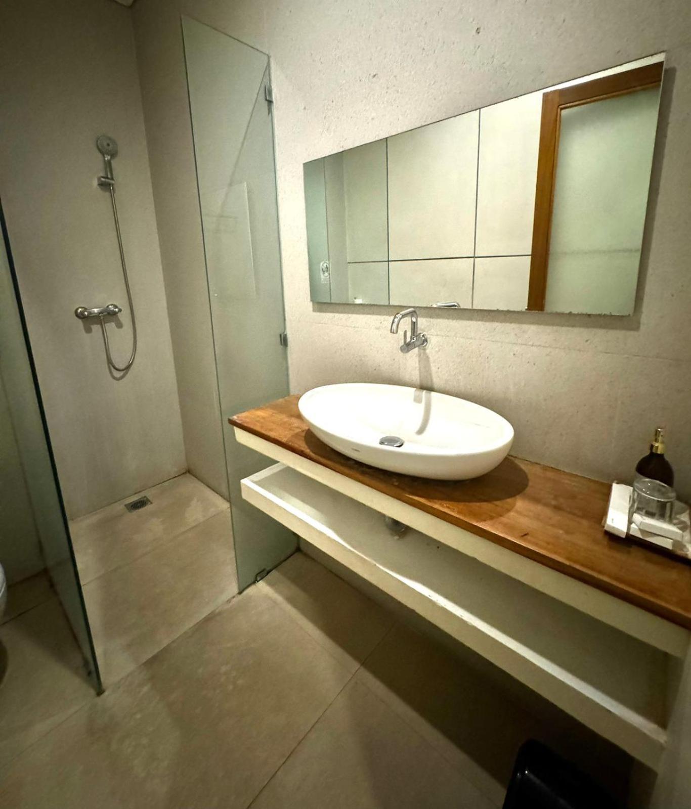 Srikrisna Hotel Семиняк Екстериор снимка